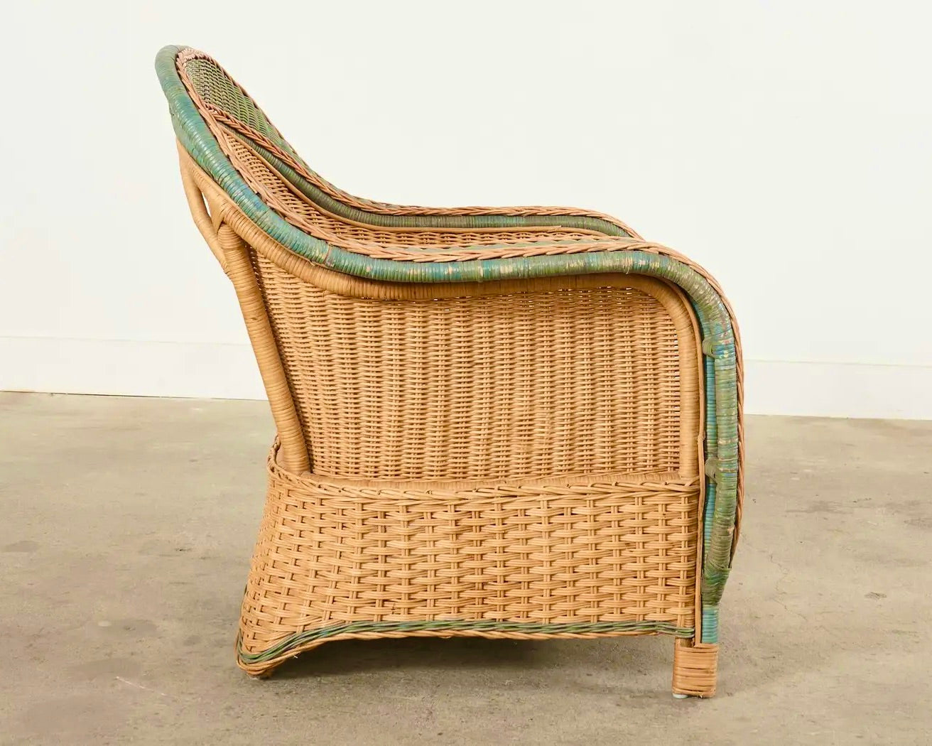 Sillones de Ratán y Mimbre Francés de Estilo Grange con Otomana del Siglo XX
