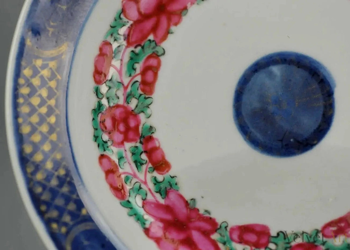 Plato de Porcelana China Qing | Famille Rose con Borde Azul Cobalto | Siglo XVIII