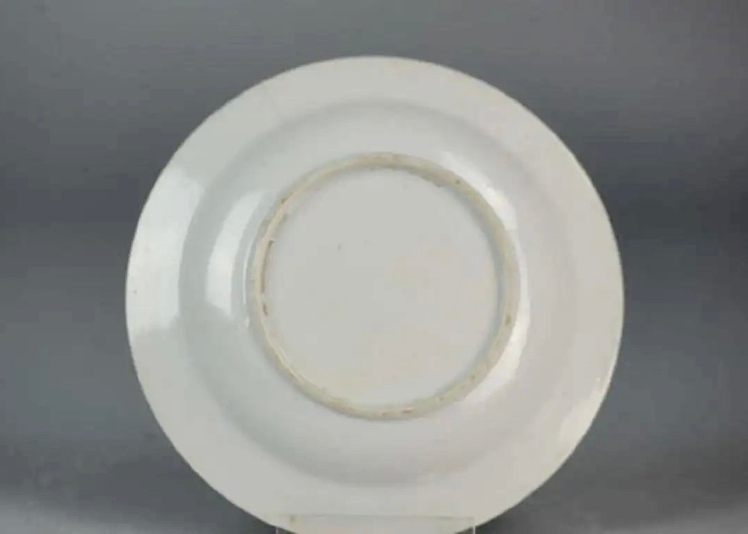 Plato de Porcelana China Qing | Famille Rose con Borde Azul Cobalto | Siglo XVIII