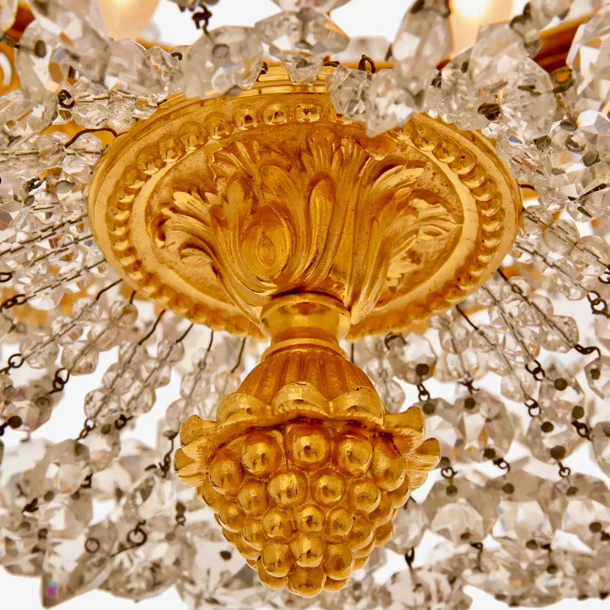 Araña Francesa de Ormolu y Cristal, Plafonnier Estilo Luis XVI del Siglo XIX – vista 5 de 5