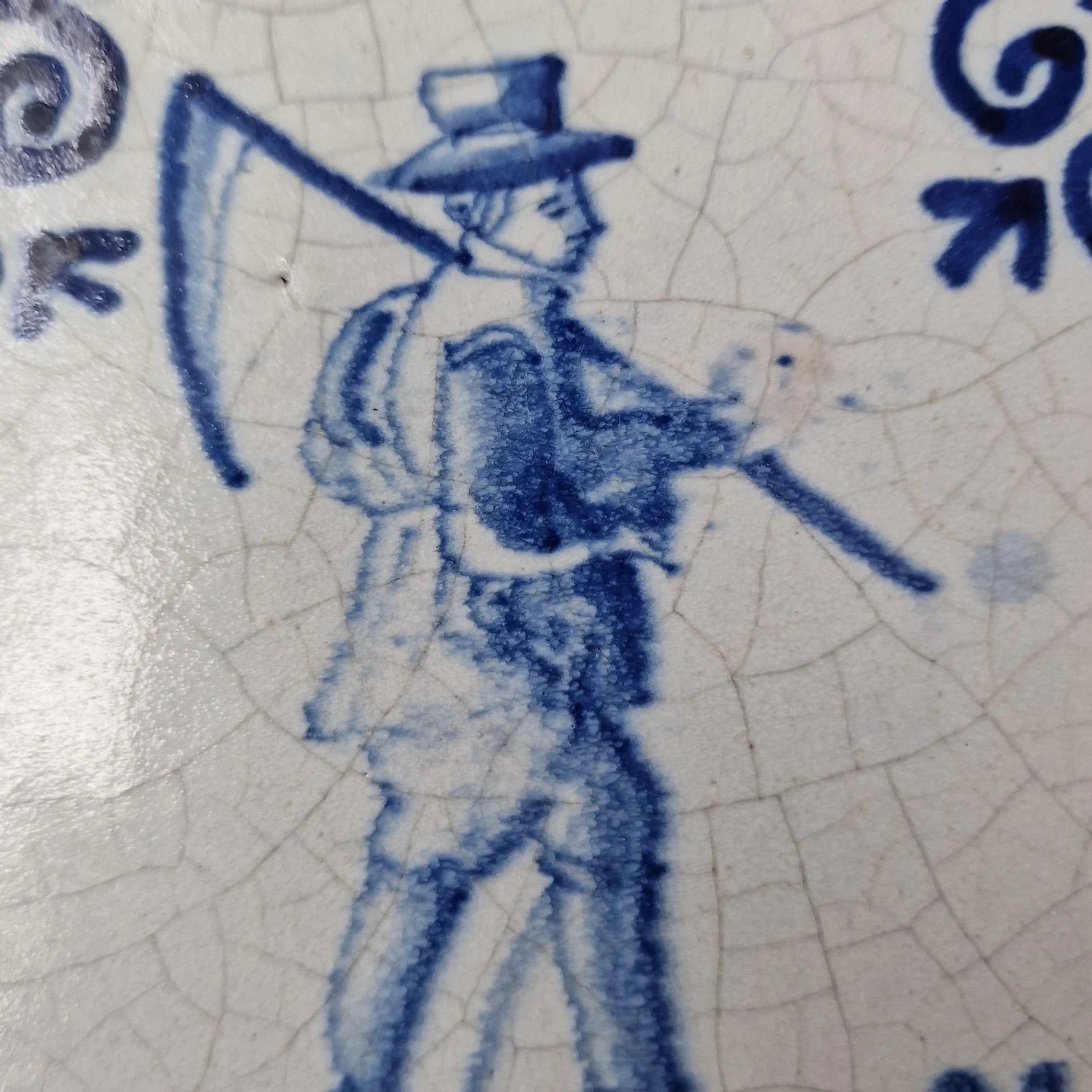Azulejo Azul de Delft de 1640 | "Temporero Alemán" | Esquina de Volutas