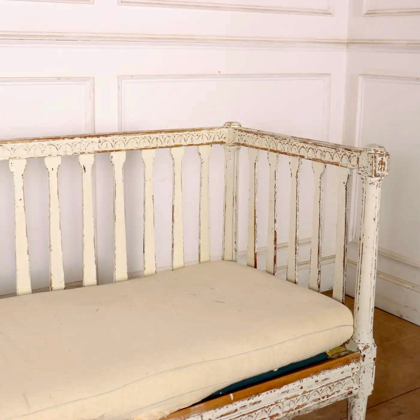 Banco Sueco de Pino Pintado | Estilo Gustaviano Rural, Siglo XVIII