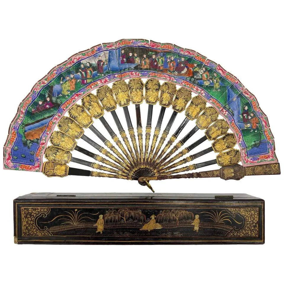 Abanico Chino con Caras de Laca y Nácar Dorado, 1850.
