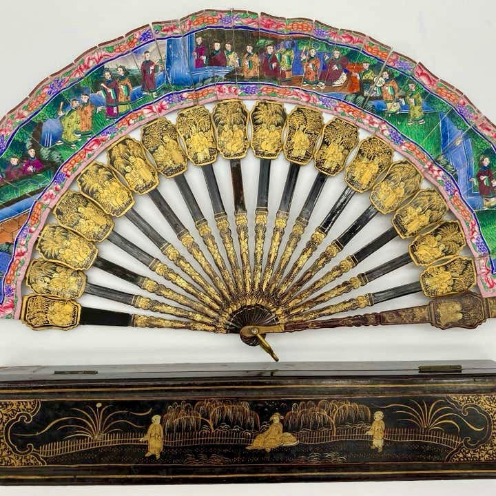 Abanico Chino con Caras de Laca y Nácar Dorado, 1850.