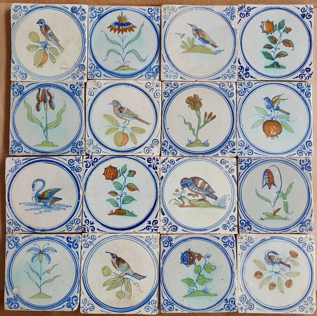 Azulejos holandeses de Delft policromados con flores y pájaros, siglos XVIII y XIX