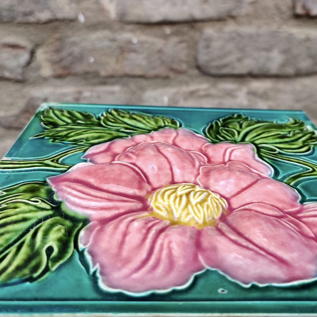 Azulejo flor en relieve de cerámica japonesa, año 1940