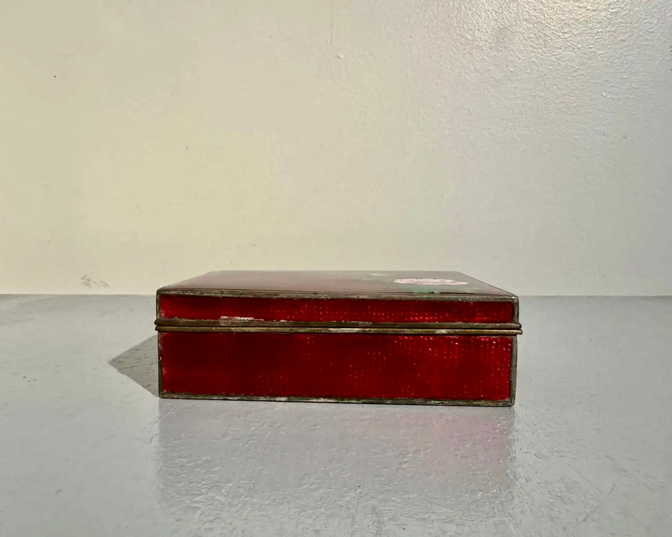 Caja de Cloisonné Rojo Ginbari | Exportación Japonesa | Periodo Meiji, 1900