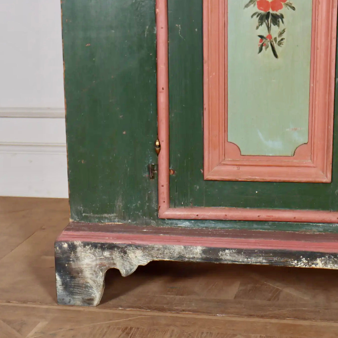 Armario Sueco de Pino Pintado Para Ropa de Lino | Suecia, 1790