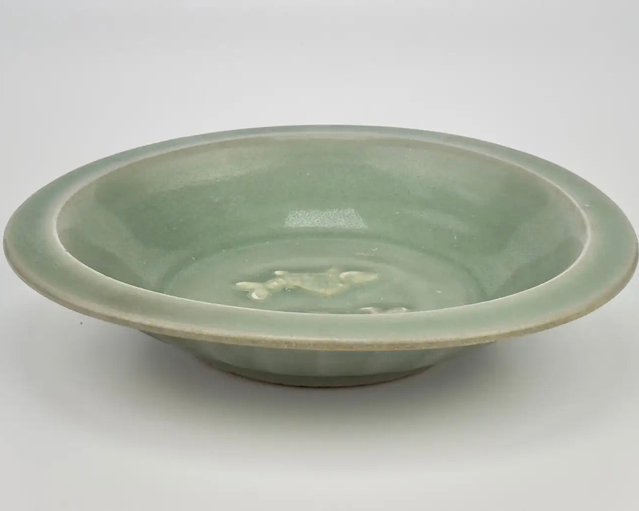 Plato de Celadón Longquan con “Peces Gemelos” | Cerámica Song-Yuan