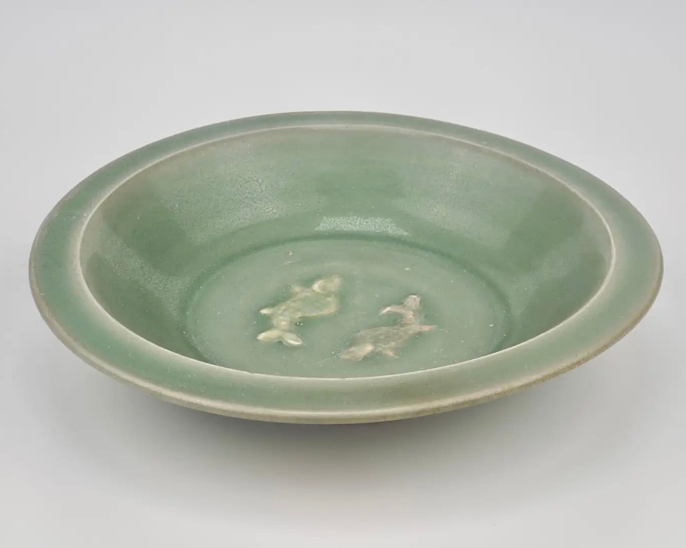 Plato de Celadón Longquan con “Peces Gemelos” | Cerámica Song-Yuan