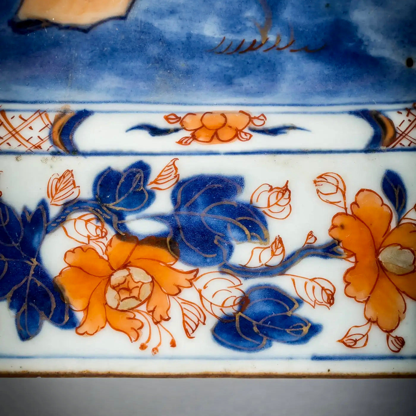 Plato Octogonal Azul y Policromo de Exportación China, 1800