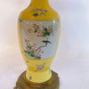 Jarrón Chino Antiguo Estilo Qing Famille Rose con Fondo Amarillo Inciso | Principios del Siglo XX