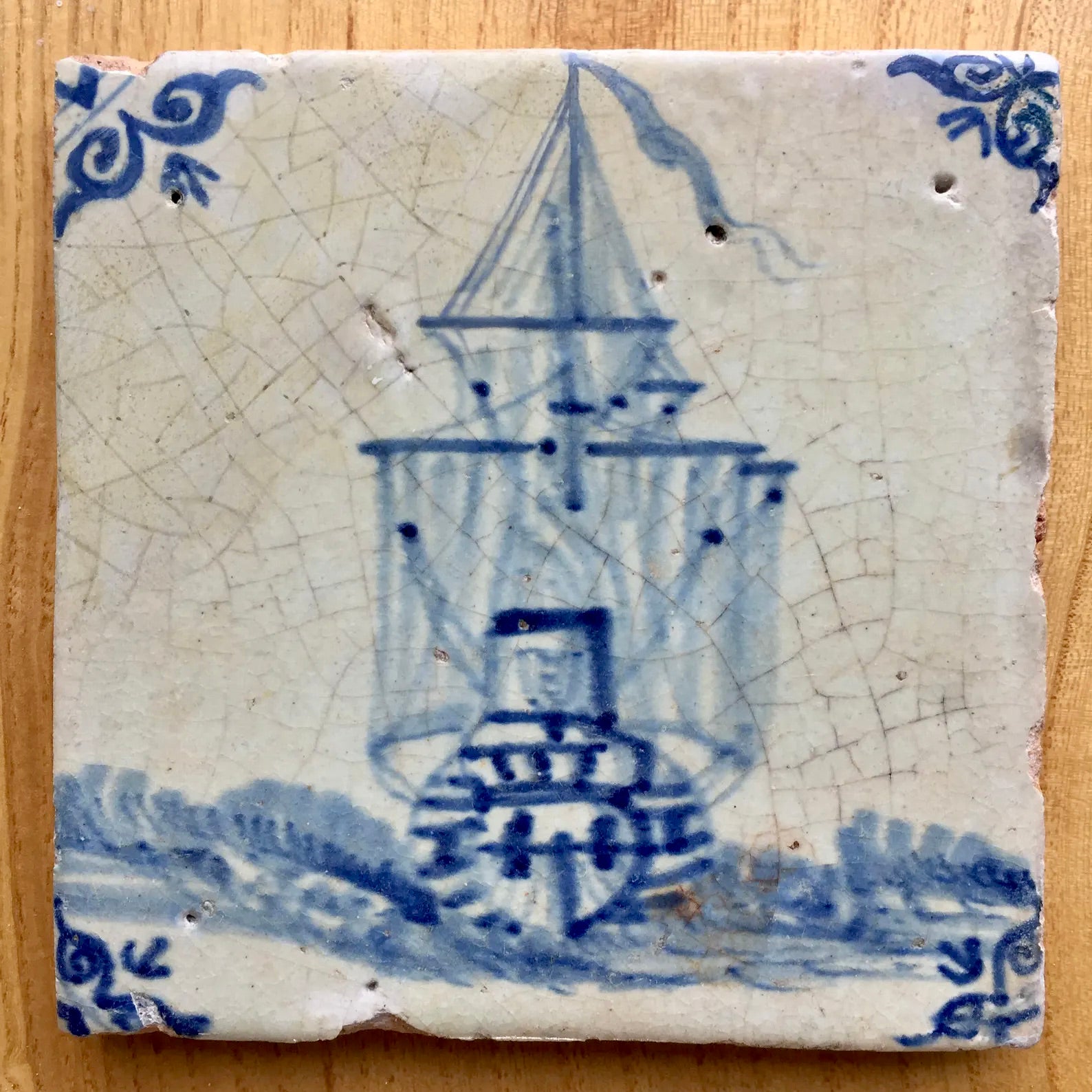 "Barco de la VOC: Amsterdam” | Azulejo de Delft con Escudo de Ámsterdam, Siglo XVII