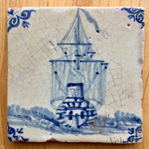 "Barco de la VOC: Amsterdam” | Azulejo de Delft con Escudo de Ámsterdam, Siglo XVII