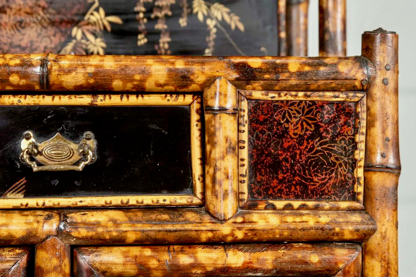 Gabinete esmaltado de bambú inglés, 1880