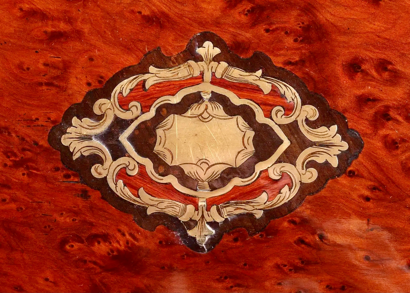 Costurero Francés Napoleón III con Incrustaciones de Latón | Francia, 1860