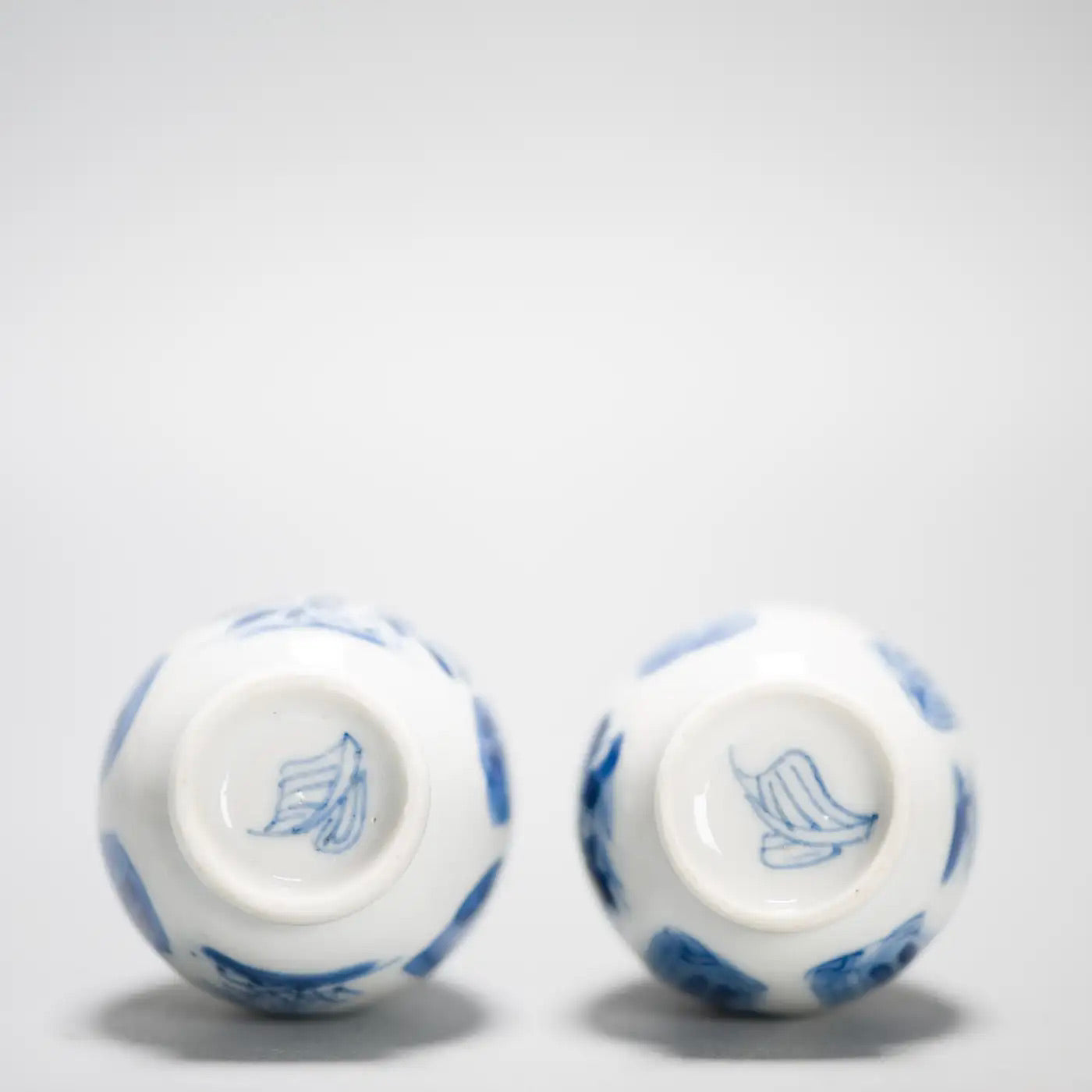 Jarrones Kangxi Azul y Blanco | Damas y Flores | Siglo XVII