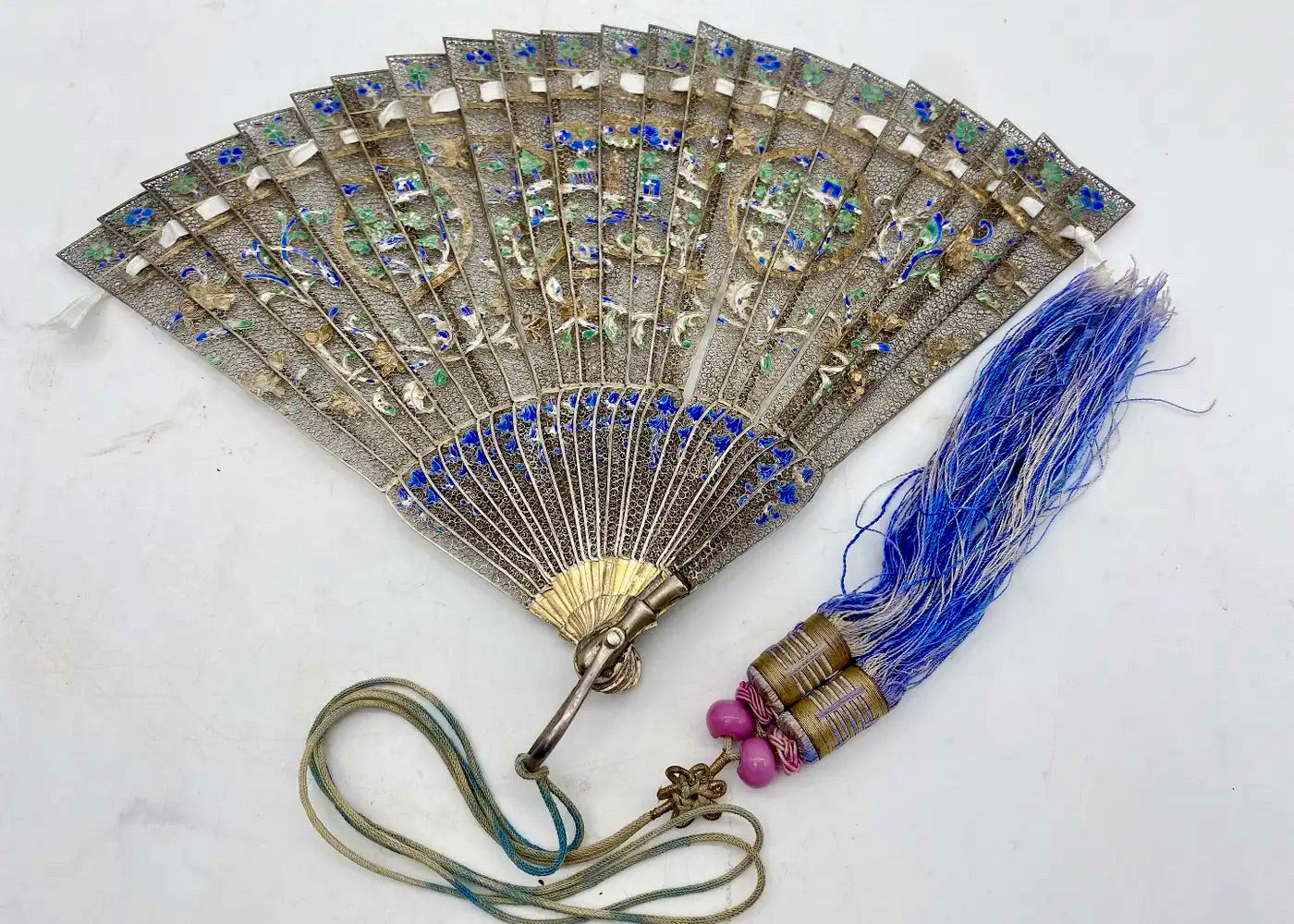 Abanico Chino de Filigrana de Plata Dorada y Esmalte | Dinastía Qing, principios del siglo XIX