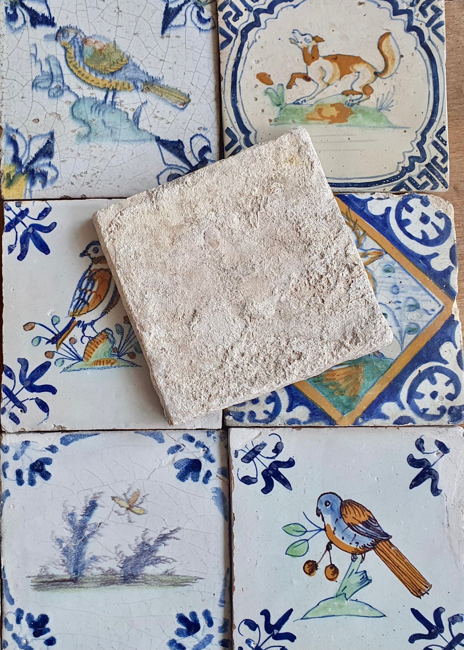 12 Azulejos Holandeses Policromados de Delft – Siglo XVII, 13 x 13 cm