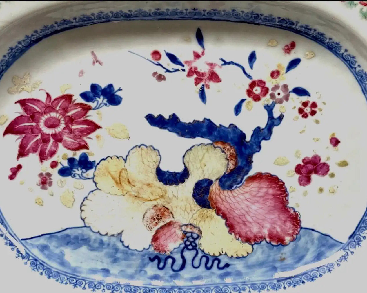 Plato de Porcelana Famille Rose del Siglo XVIII