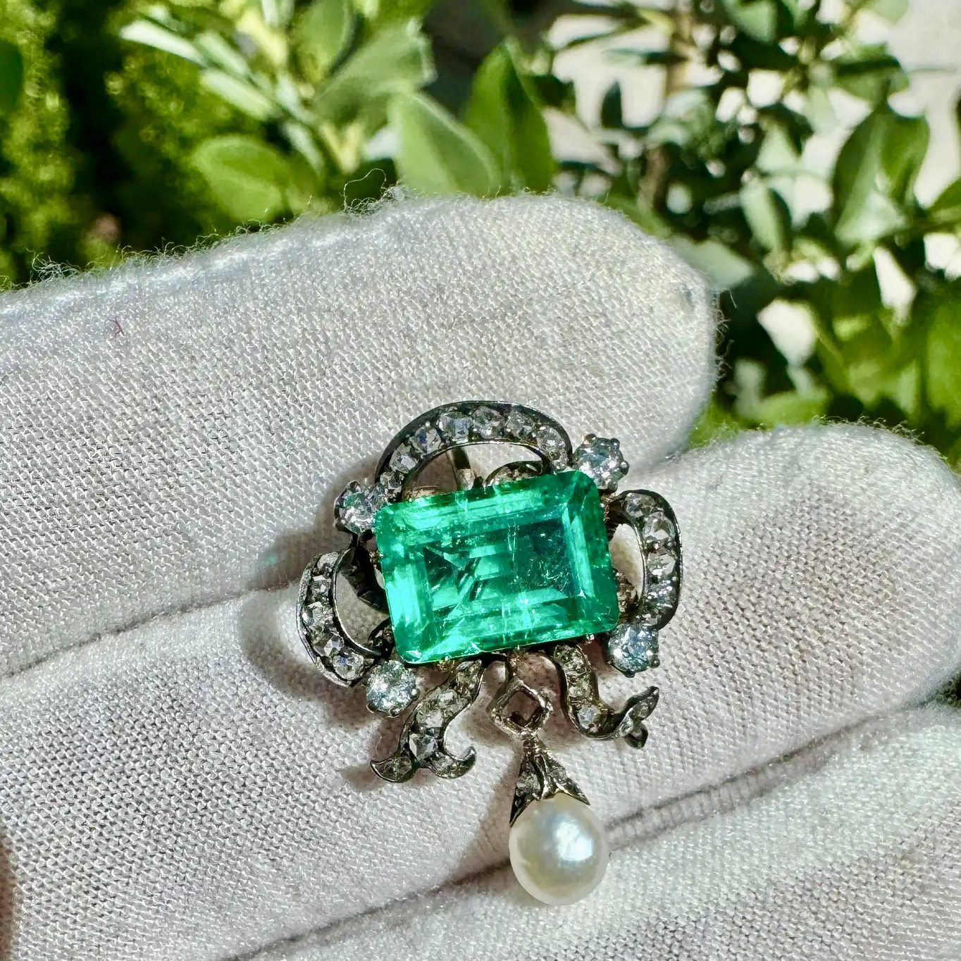 Colgante Victoriano Esmeralda Colombiana, Perla y Diamantes de 1880