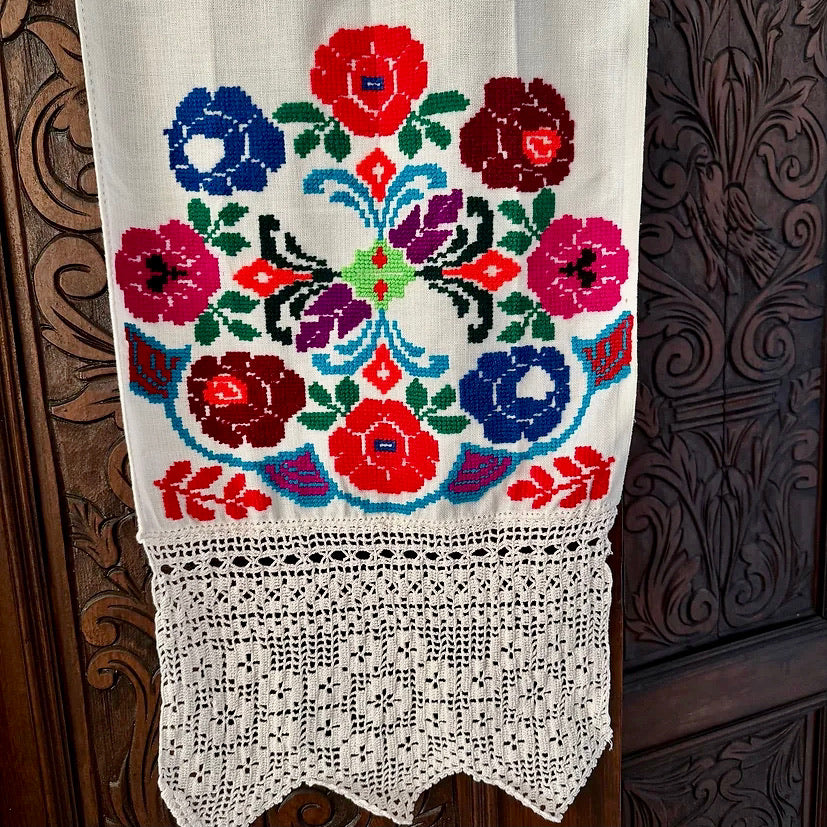 Toalla Bordada Decorativa de Rumanía, 1980