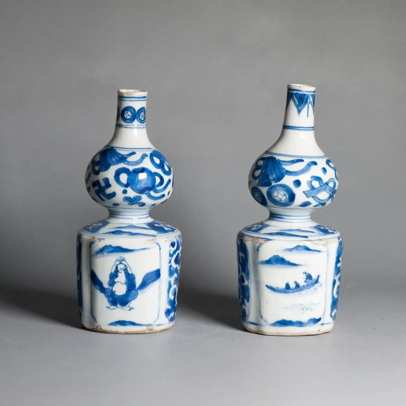 Pareja de Tokkuri de Porcelana Kraak | Jingdezhen Siglo XVII | Azul y Blanca Exportación Japonesa