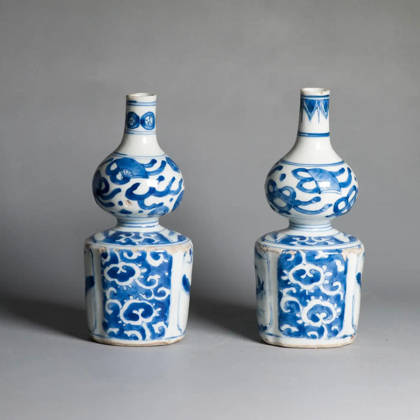 Pareja de Tokkuri de Porcelana Kraak | Jingdezhen Siglo XVII | Azul y Blanca Exportación Japonesa