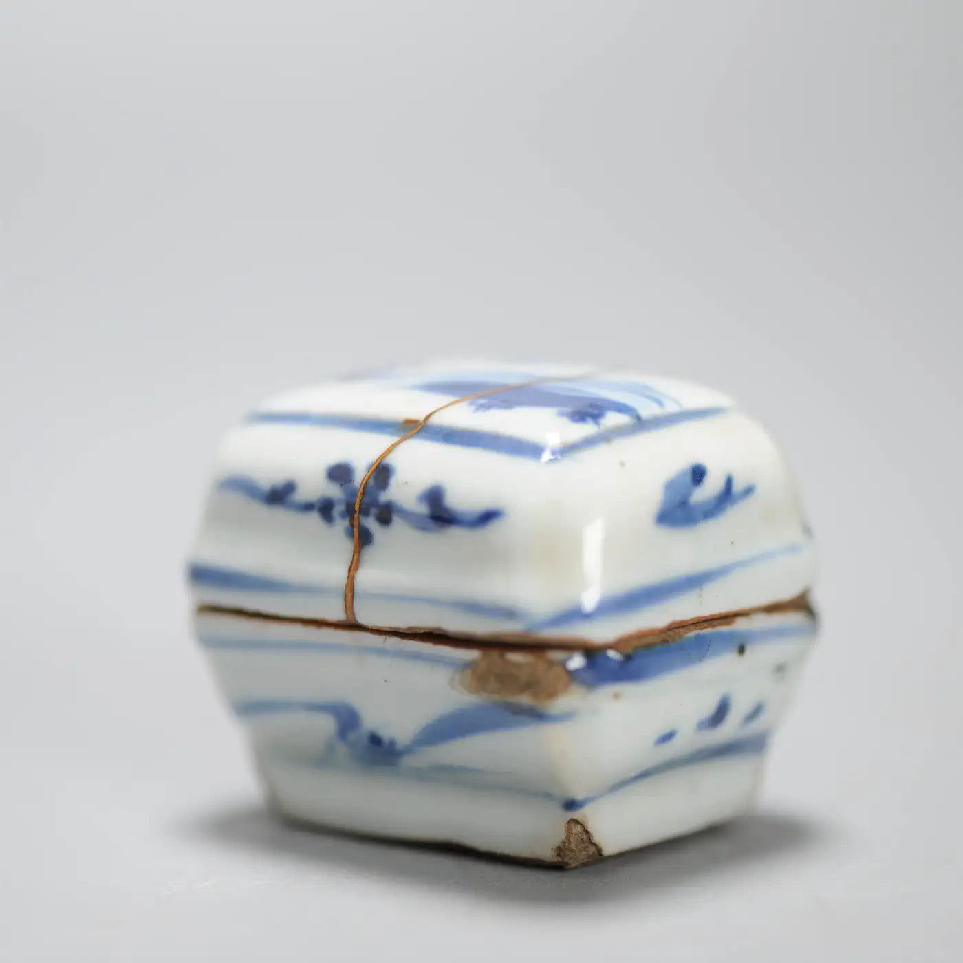 Recipiente de Incienso de Porcelana China en Forma de Cesta, Periodo Tianqi, Siglo XVII
