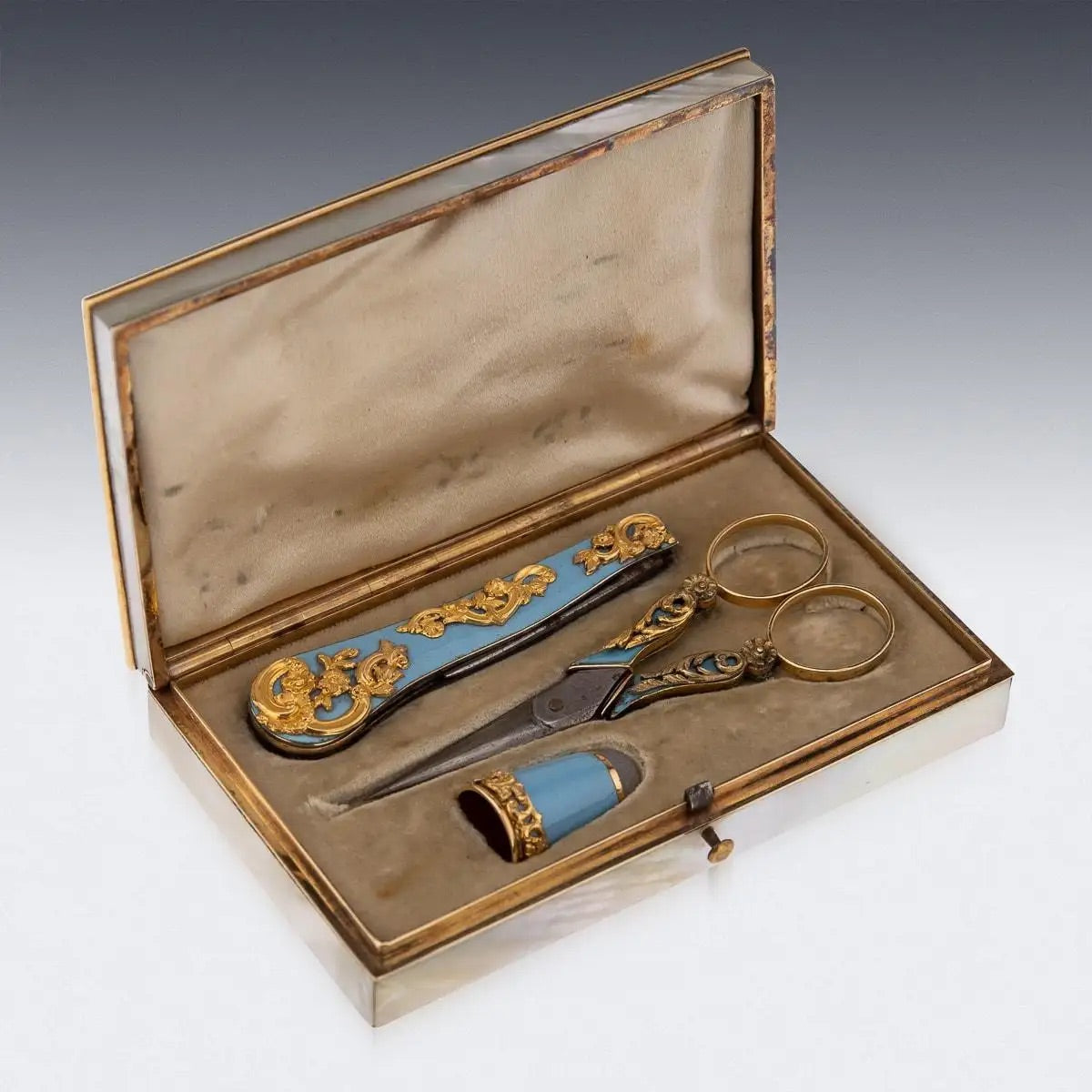 Juego Etui Francés de Oro Montado Sobre Madreperla, 1870