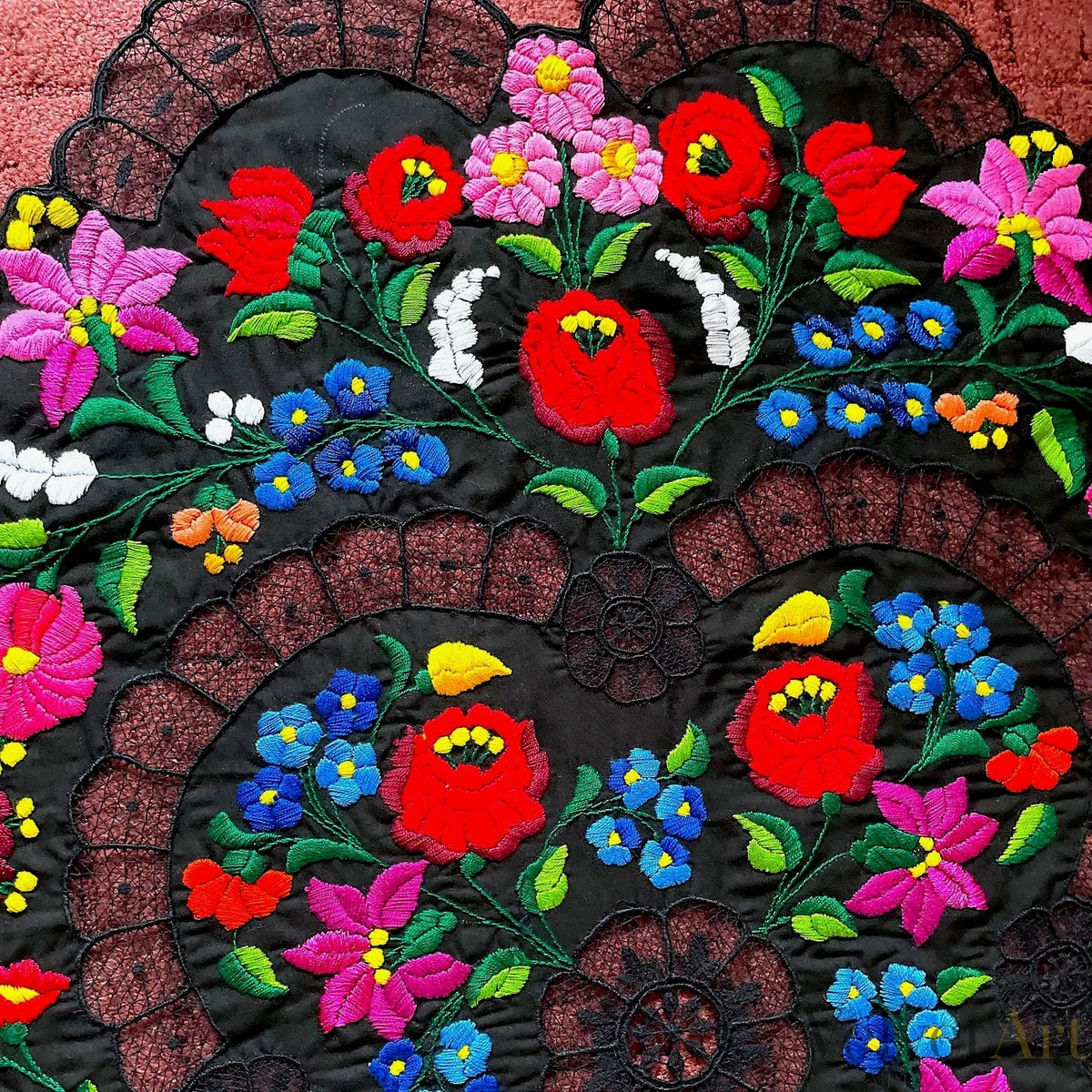 Mantel Tradicional Húngaro Bordado a Mano en Kalosca