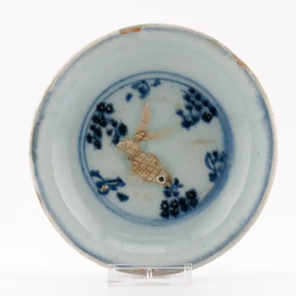 Plato Pequeño de Porcelana China con Pez en Relieve | Dinastía Ming, 1500