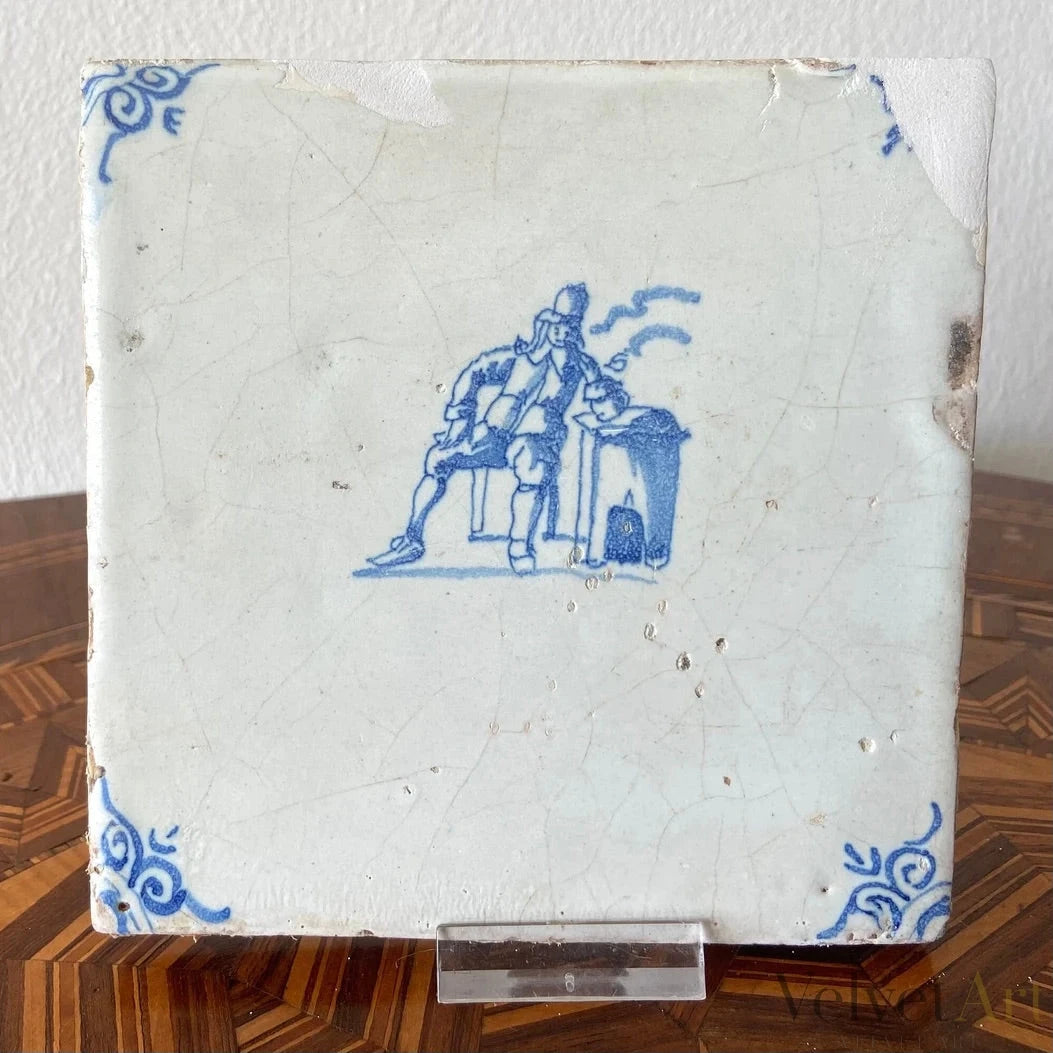 “Hombre Fumando en una Mesa” | Azulejo de Delft del Siglo XVII