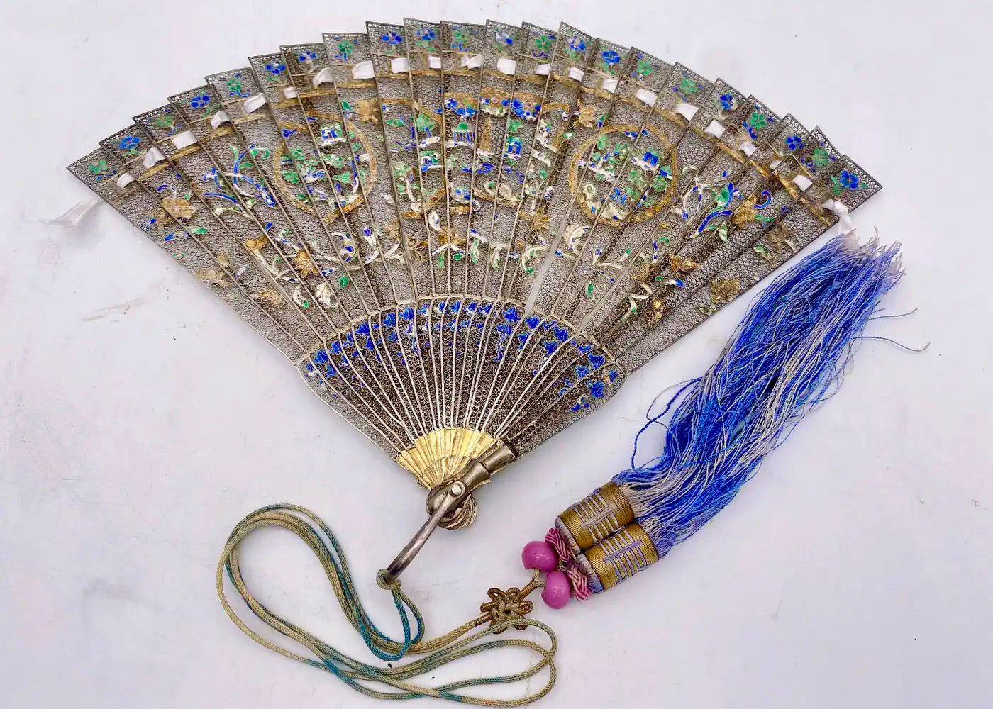 Abanico Chino de Filigrana de Plata Dorada y Esmalte | Dinastía Qing, principios del siglo XIX