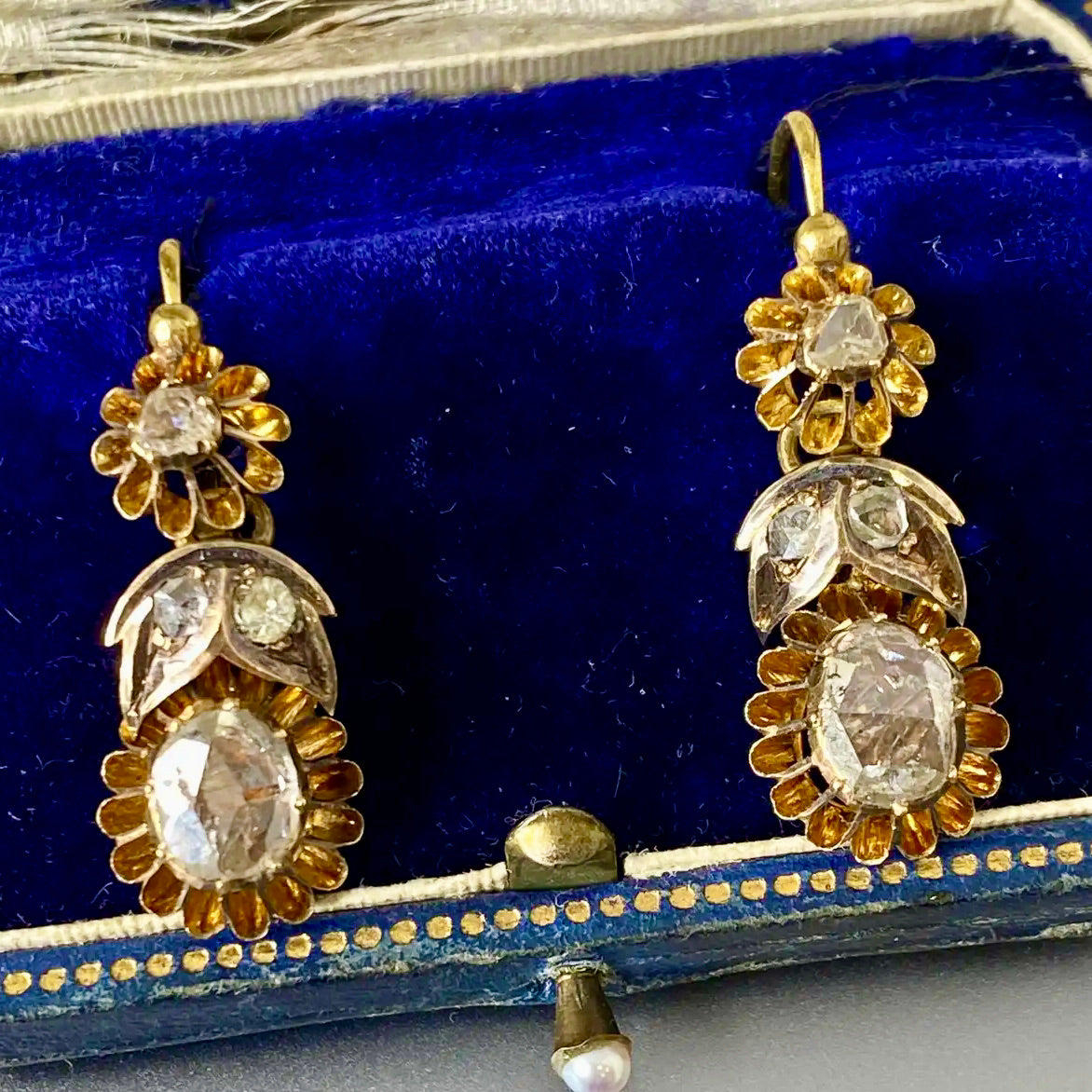 Pendientes Astrohúngaros con Diamantes Talla Rosa del Siglo XIX
