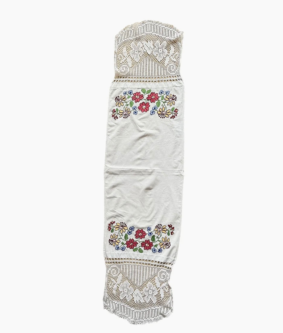 Toalla de Rumanía con Bordados y Encaje Hechos a Mano, 1970