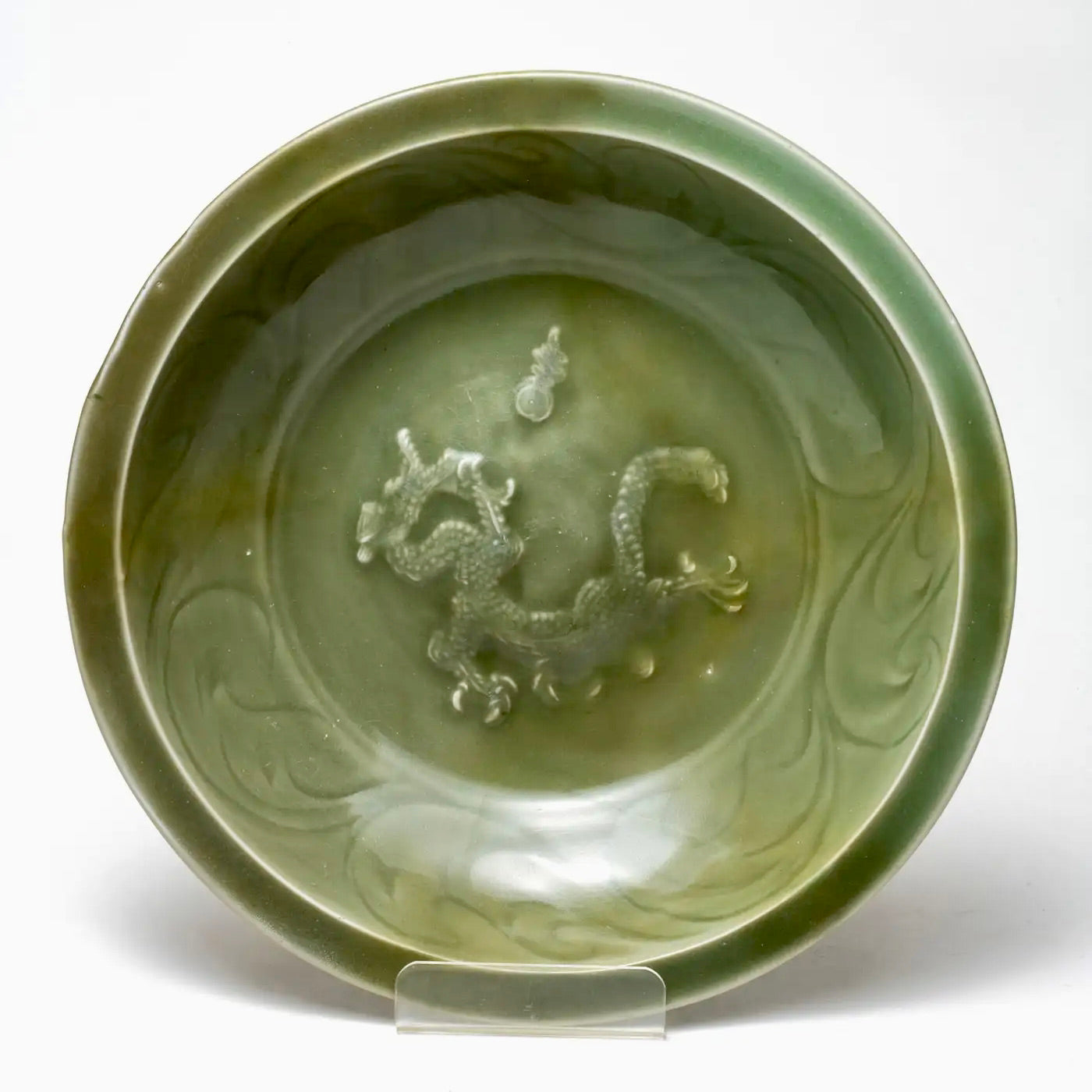 Plato Chino de Celadón Longquan con Dragón en Relieve | Siglos XII-XIV | Dinastía Yuan-Ming Temprana