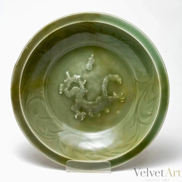 Plato Chino de Celadón Longquan con Dragón en Relieve | Siglos XII-XIV | Dinastía Yuan-Ming Temprana