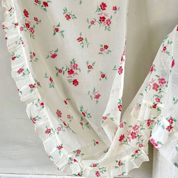 Cortina Francesa de los Años 40 con Volante y Estampado Floral
