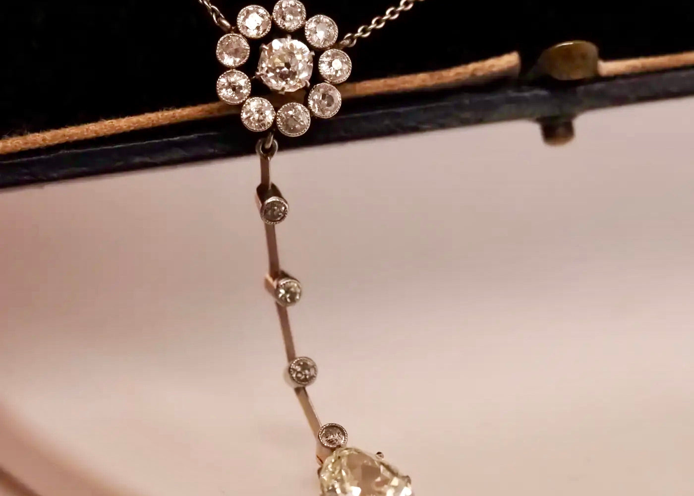 Colgante Eduardiano de Oro Amarillo, Platino y Diamantes de 1900