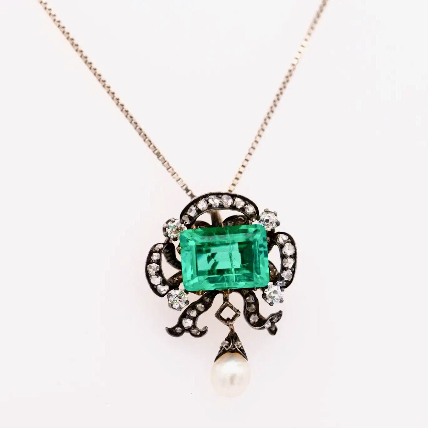 Colgante Victoriano Esmeralda Colombiana, Perla y Diamantes de 1880