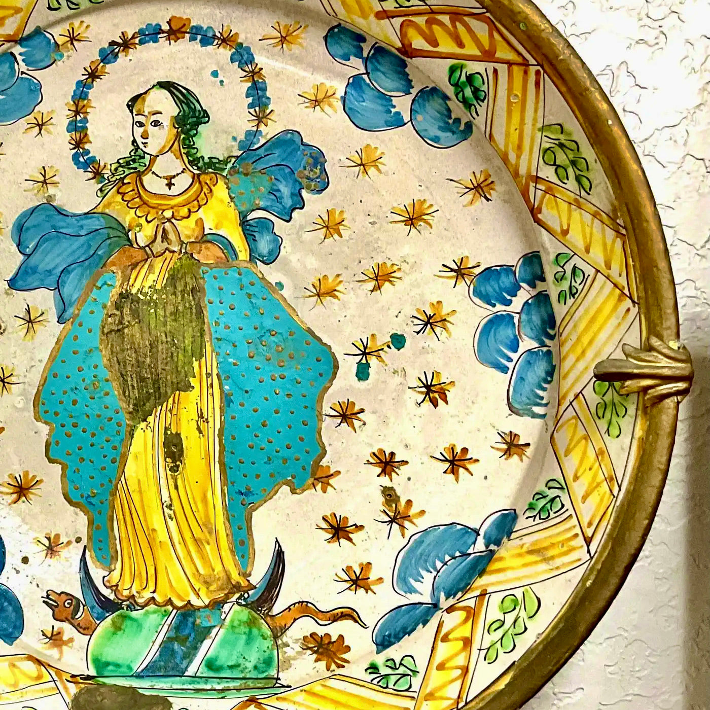 Plato Italiano de Mayólica Esmaltada con Representación de la Virgen – Siglo XVIII
