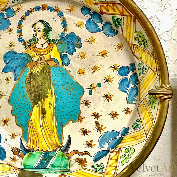 Plato Italiano de Mayólica Esmaltada con Representación de la Virgen – Siglo XVIII