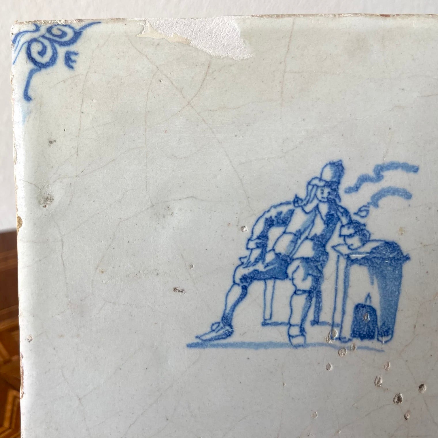 “Hombre Fumando en una Mesa” | Azulejo de Delft del Siglo XVII