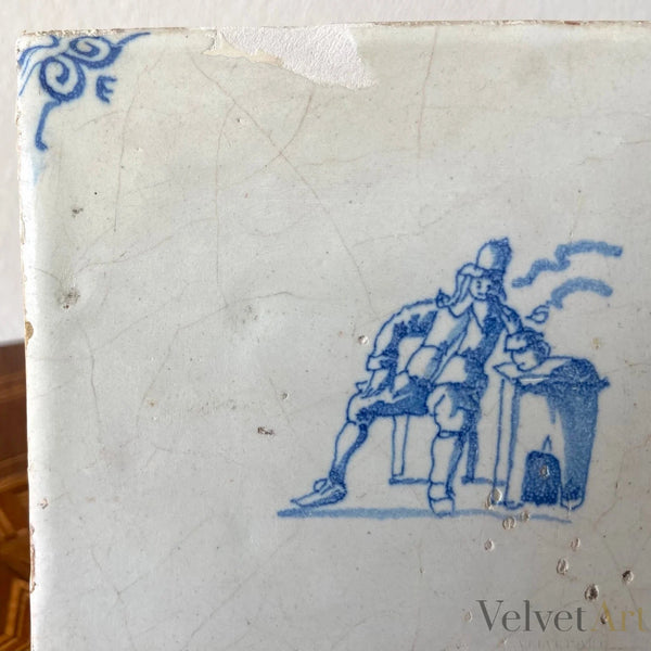 “Hombre Fumando en una Mesa” | Azulejo de Delft del Siglo XVII