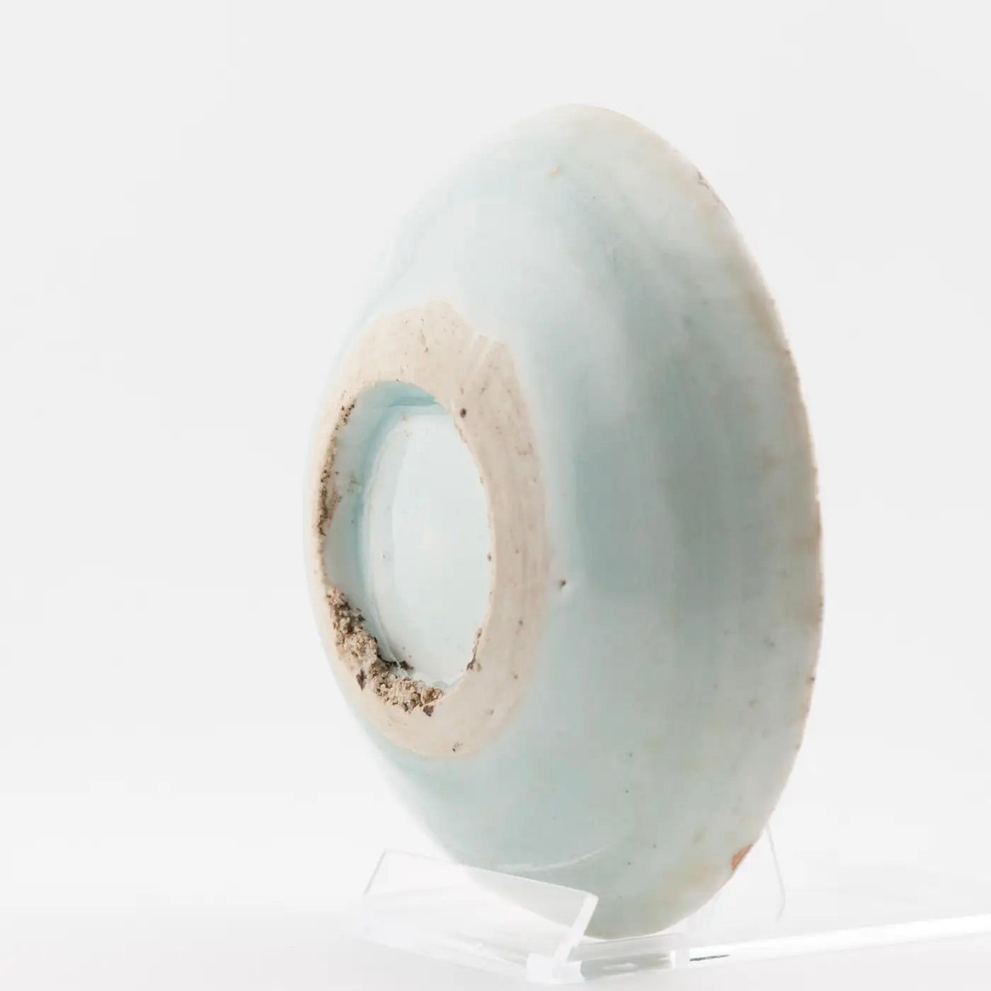 Plato Pequeño de Porcelana China con Pez en Relieve | Dinastía Ming, 1500