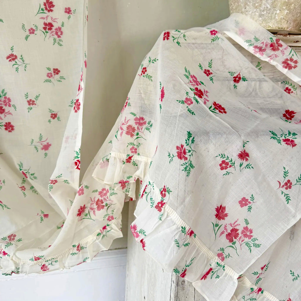 Cortina Francesa de los Años 40 con Volante y Estampado Floral