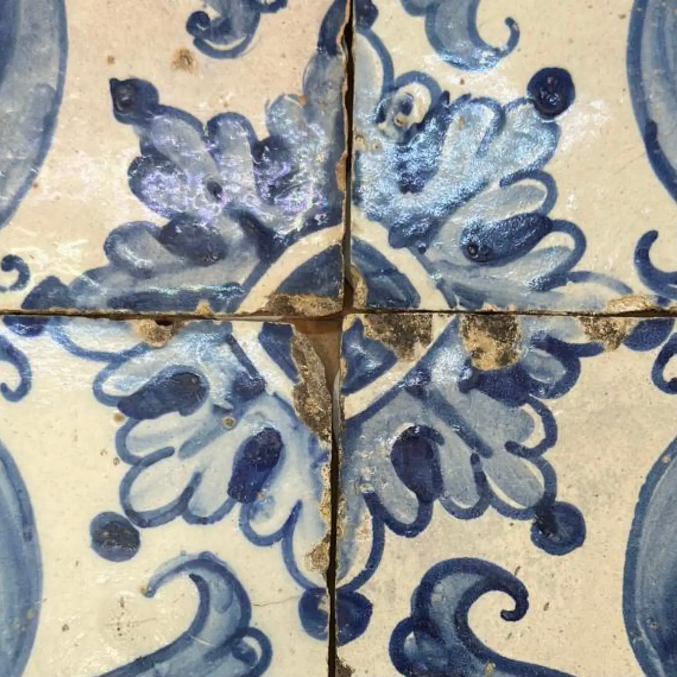 Cuatro Azulejos Portugueses del Siglo XVII: Cerámica Barroca Original para Colección