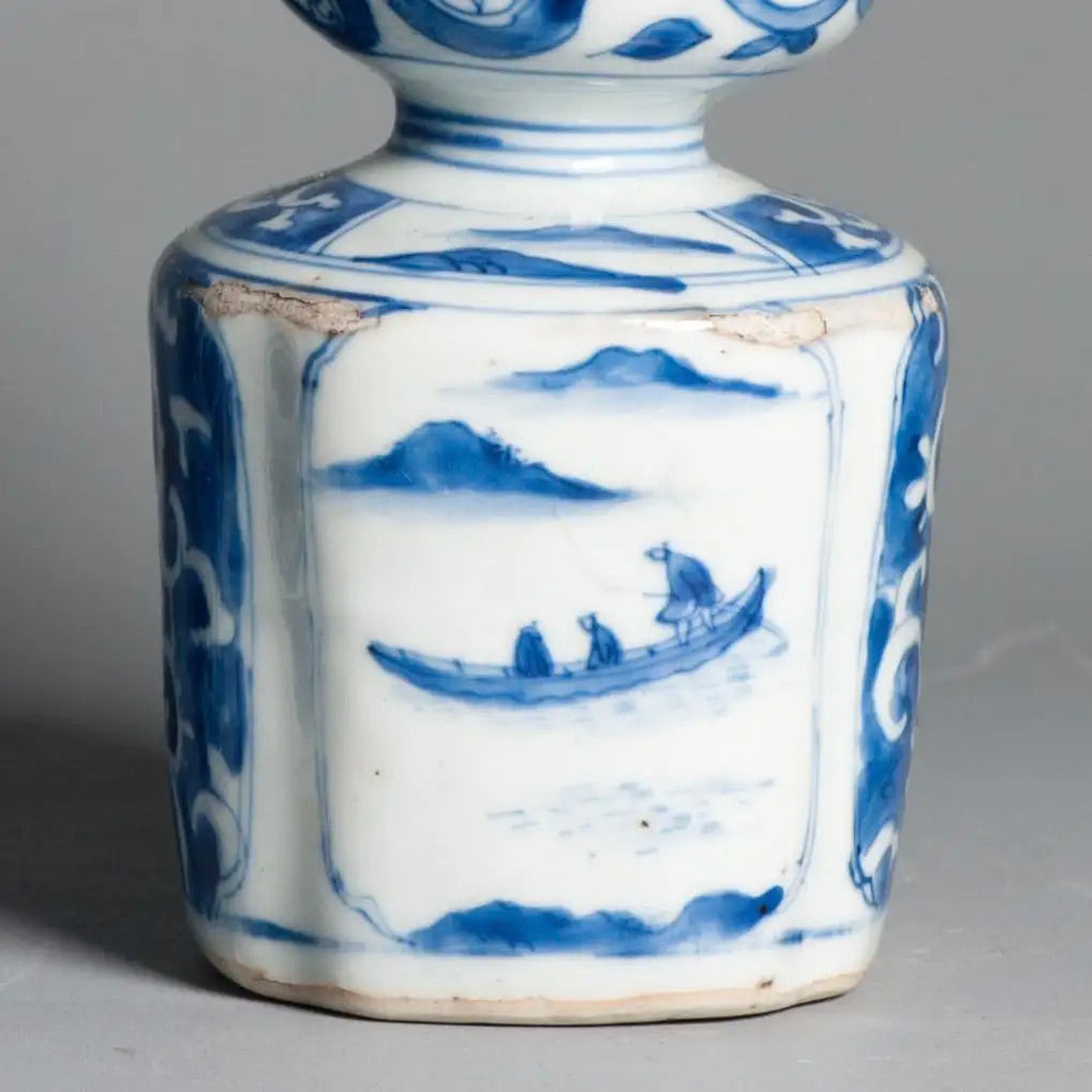 Pareja de Tokkuri de Porcelana Kraak | Jingdezhen Siglo XVII | Azul y Blanca Exportación Japonesa