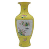 Jarrón Chino Antiguo Estilo Qing Famille Rose con Fondo Amarillo Inciso | Principios del Siglo XX